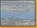 Pohled na Hobart z hory Wellington. Je vidt most Tasmania Bridge pes eku Derwent.