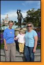 S holkama v Disneylandu, za námi bronzový pan Walt Disney